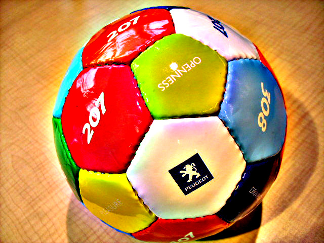 プジョー・ミニサッカーボールをプレゼント！