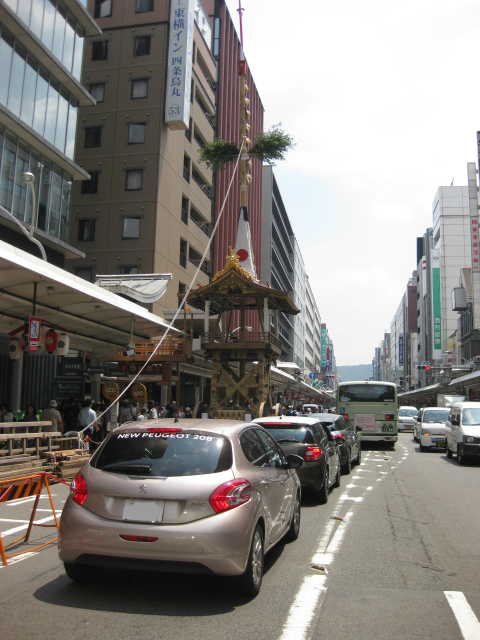 鉾より先にフランス車巡行