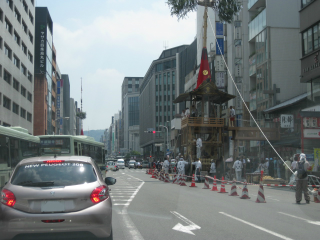 鉾より先にフランス車巡行