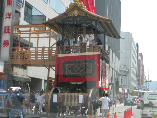 鉾より先にフランス車巡行