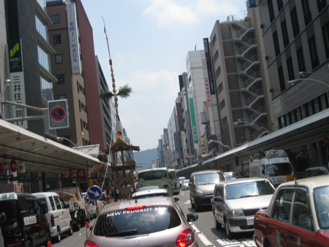 鉾より先にフランス車巡行