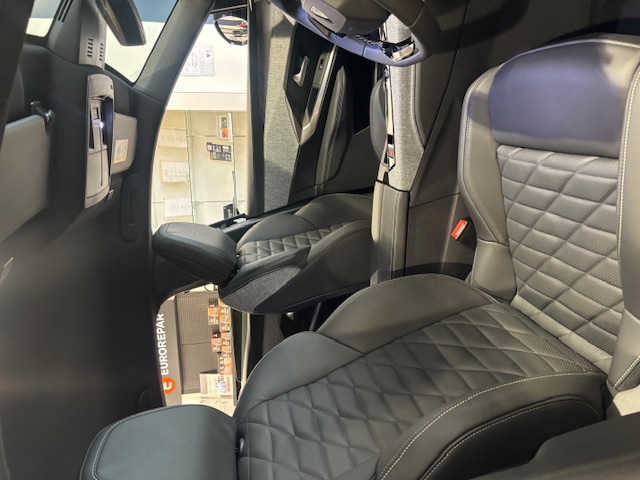 NEW3008 Black Edition展示しております！